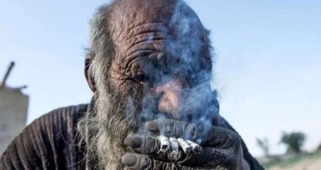 啥?居然能60年沒(méi)洗澡！全世界最臟的人被迫洗澡后去世