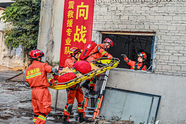 因嫌救援消防吵，男子竟高空拋物企圖阻止！