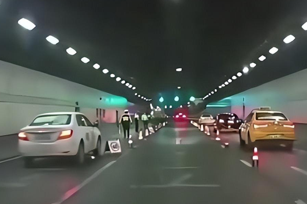突發(fā)！隧道內(nèi)查酒駕被網(wǎng)約車撞飛，兩名交警受傷